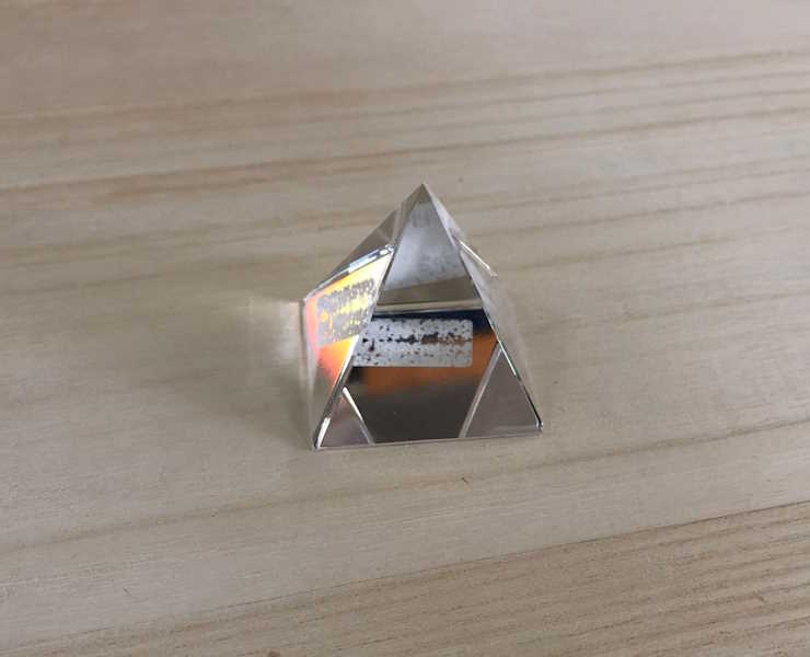 Pirámide de Cristal 3.7 cm Aprox